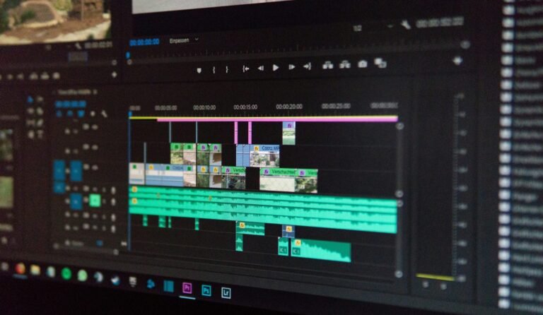 Adobe Premiere Pro affiché sur un écran plat dans un salon moderne