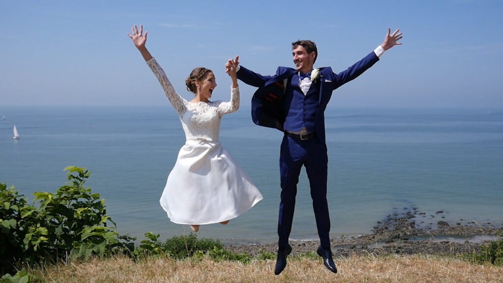 Prise de vue d'un couple de jeunes mariés réalisée par Gwenolé Robert pour un film de mariage.