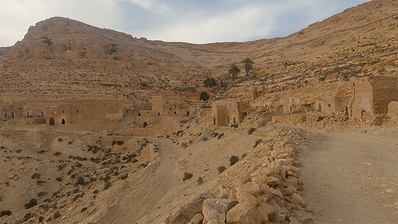 Maisons troglodytes traditionnelles du village de Douiret, creusées dans la roche, témoignant du mode de vie ancestral du sud tunisien.