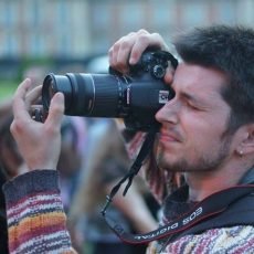Profil d’un photographe en pleine séance photo avec appareil professionnel